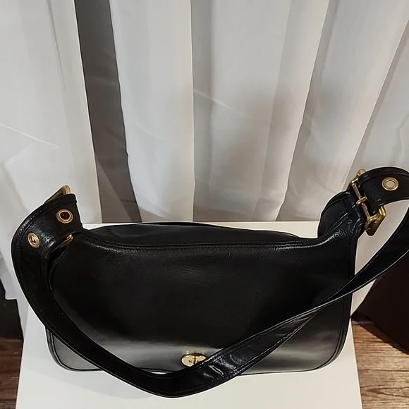 Vintage Coach Legacy Crescent #9718 - Picture 9 of 17